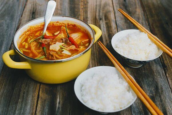 Cách Nấu Canh Kim Chi Đậu Phụ Và Thịt Bò Kiểu Hàn Quốc