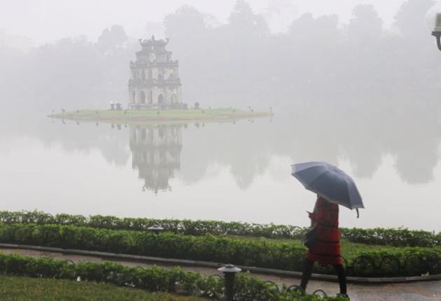 Thời tiết hôm nay ngày 05/12/2023: Hà Nội đêm mưa phùn và rét, TP. Hồ Chí Minh nắng nhiều, Đà Nẵng mưa vài nơi