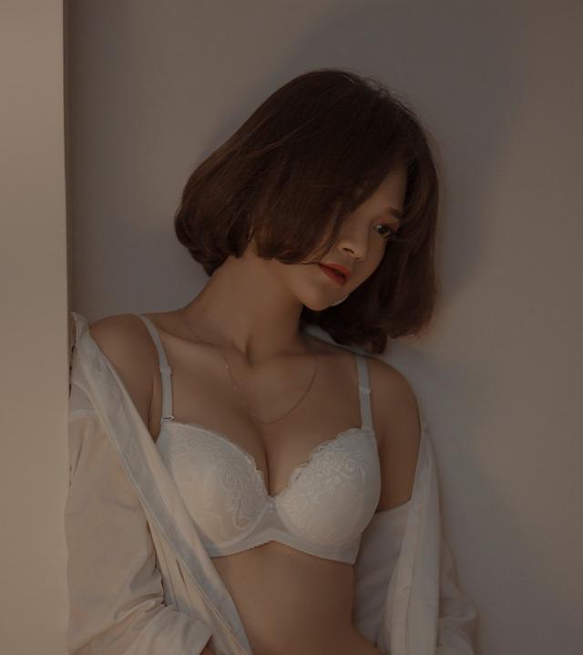 Hotgirl có size ngực chuẩn, vú đẹp