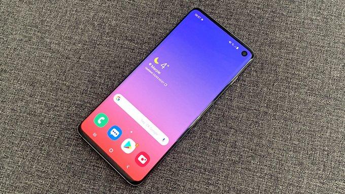 Galaxy S10 8GB cũng sở hữu thiết kế nguyên khối kim loại và màn hình Infinity-O