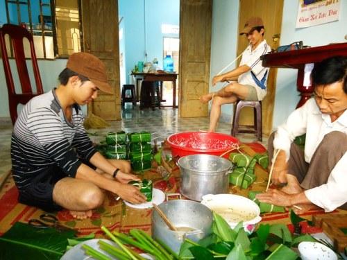 Phong tục gói bánh chưng, bánh tét là để nhớ về cội nguồn cũng như cầu mong cho năm mới mọi thứ sinh sôi nảy nở (như hạt nếp), no đủ, mọi sự thành công, vuông tròn, tốt đẹp.