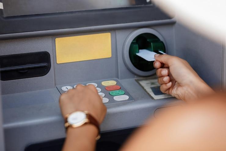 Thẻ ATM thông thường được dùng để rút tiền mặt tại cây ATM