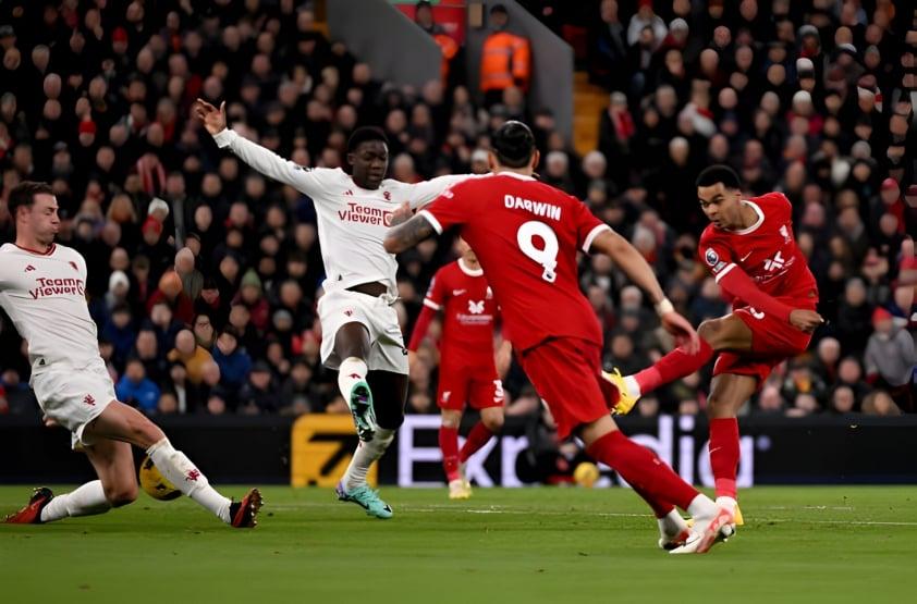 MU và Liverpool chia điểm kịch tính trong trận derby nước Anh thứ 212 374779