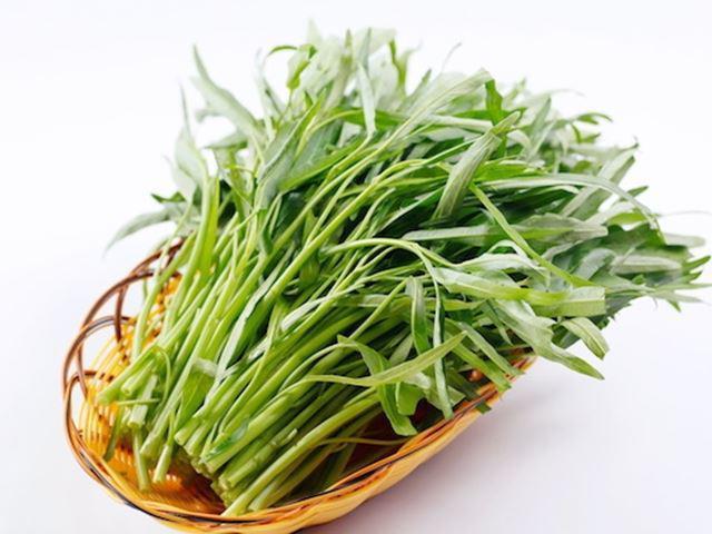 Rau muống hỗ trợ bổ sung vitamin A, vitamin D cho bà bầu 3 tháng đầu. (Ảnh minh họa)