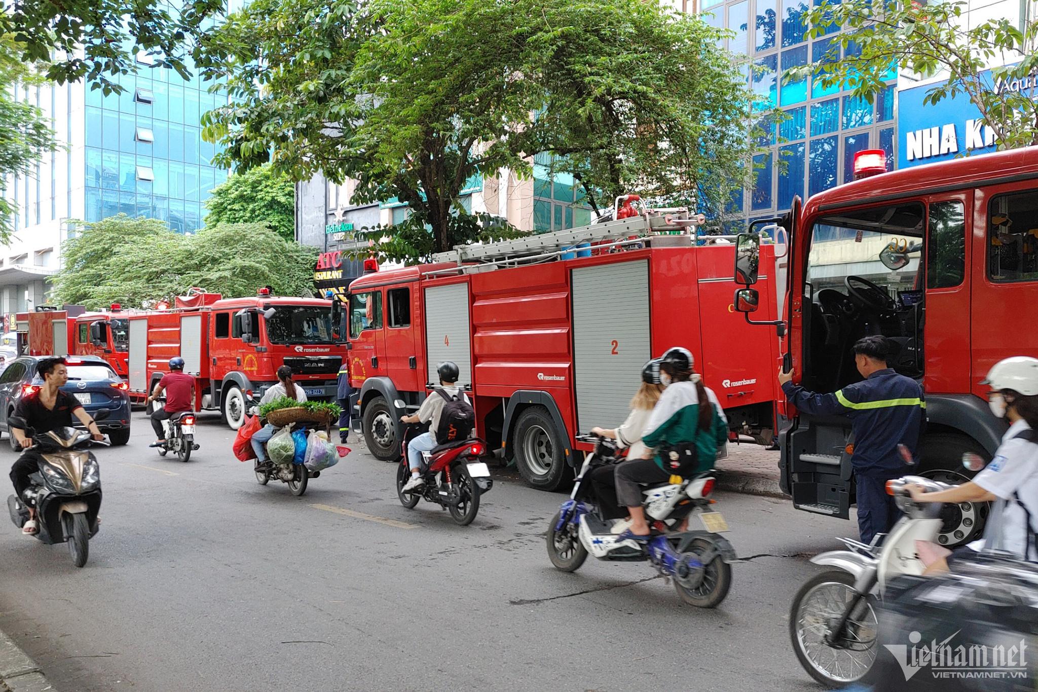 Cháy nhà 4 tầng ở Hà Nội, bà cho cháu vào xô rồi dòng dây thả xuống thoát hiểm