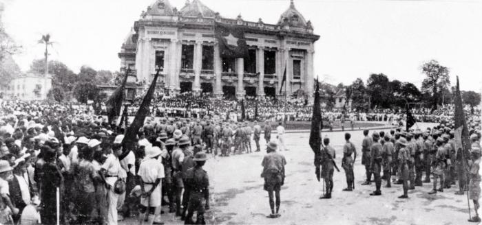 Mít tinh Tổng khởi nghĩa tại Quảng trường Nhà hát lớn Hà Nội ngày 19/8/1945 - minh hoạ cho bản soạn bài khái quát văn học Việt Nam