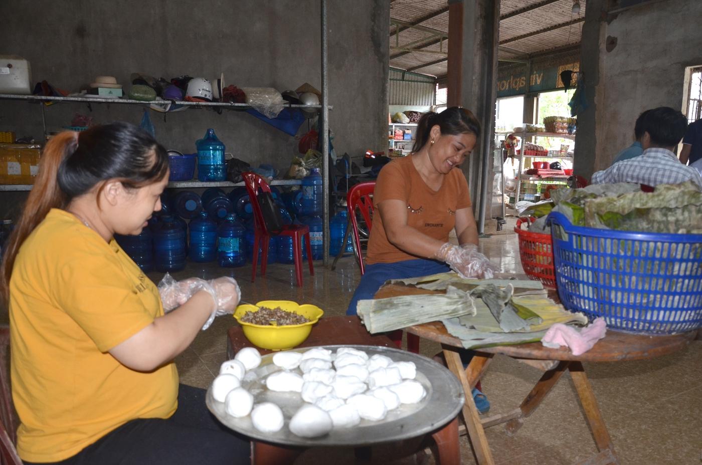 Một gia đình ở xã Thượng Quan, Ngân Sơn làm bánh đón rằm tháng 7.